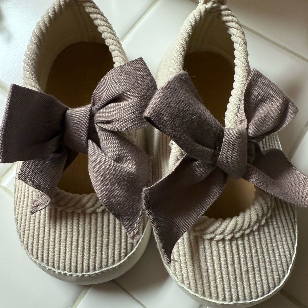 Old Navy Cream Kids Slippers with Bow
